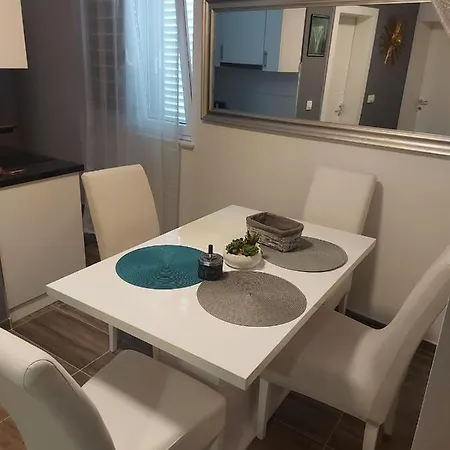 Apartament Sara *